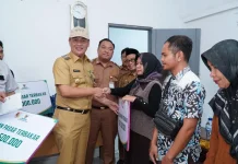 Pedagang Korban Kebakaran Pasar Mulya Kencana Terima Bantuan