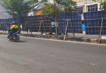 Pemasangan Papan Bunga Asal-asalan di Median Jalan Resahkan Pengguna Jalan