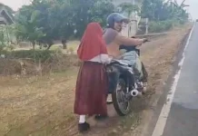 Polisi Mesuji Dorong Motor Warga hingga Tiga Kilometer