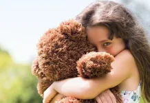 Anak Pemalu dan Pendiam? Orang Tua Coba Kenali 6 Penyebabnya