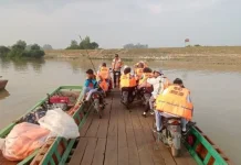 Polisi Kawal Keselamatan Pelajar yang Menyeberangi Sungai di Lampung Timur