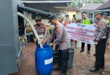 Polres Lampung Utara Salurkan Bantuan Air Bersih ke Warga