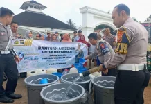 Ditlantas Polda Lampung Salurkan 16.000 Liter Air Bersih untuk Warga di Pesawaran