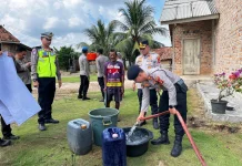 Polres Mesuji Salurkan Air Bersih untuk 73 KK di Way Serdang