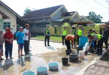 Polres Lampung Timur Salurkan Air Bersih untuk Warga Terdampak Kemarau