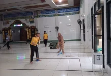 Polres Mesuji Bersihkan Masjid dan Gereja Serentak
