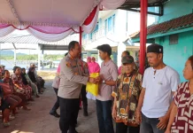 Polisi Salurkan Ratusan Paket Sembako untuk Warga di Pesisir Teluk Lampung