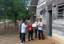 Hari Bhayangkara Kapolsubsektor Mesuji Bagikan Sembako Warga