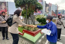 Polwan Bagikan 100 Nasi Kotak di Tugu Adipura Bandar Lampung