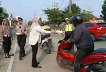 Jumat Berbagi, Polsek Sukarame Dekatkan Diri dengan Masyarakat lewat Aksi Sosial