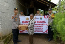 Polsek Tanjung Raja Salurkan Bantuan Sosial kepada Masyarakat