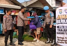 Sentuh Warga Slum Area, Kapolsek Tanjung Karang Timur Pimpin Jumat Berbagi