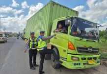 Tasi Berkah Satlantas Mesuji Bagikan Nasi untuk Warga
