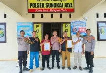 Kapolsek Sungkai Jaya Berikan Penghargaan kepada Dua Tokoh Masyarakat
