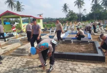 jelang Hari Bhayangkara, Polsek Sukoharjo Bersih-bersih Makam Pahlawan