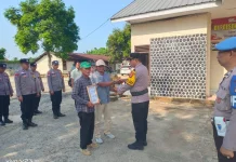 Polsek Abung Selatan Beri Penghargaan Sabuk Kamtibmas Kepada Dua Warga