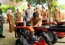 Pemkab dan Polres Pringsewu Salurkan Alsintan