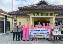 Polsek Gunung Agung Bagikan Bansos Kepada Masyarakat