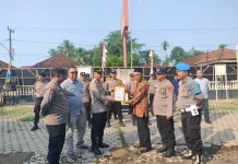 Polsek Sungkai Utara Berikan Penghargaan kepada Dua Tokoh Masyarakat