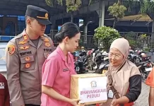 Peringati HUT Bhayangkara ke-80, KSKP Bakauheni Bagikan Puluhan Paket Sembako