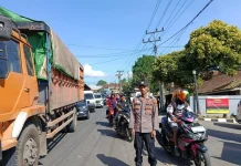 Polisi Atur Lalu Lintas di Jalur Lintas Liwa Cegah Kemacetan SPBU
