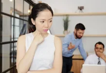 Ciri-ciri Orang yang Mudah Iri pada Orang Lain, Perhatikan Sikapnya