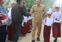 Bupati Lampung Barat Ikut Gerakan Ayah Mengantar Anak di Hari Pertama Sekolah