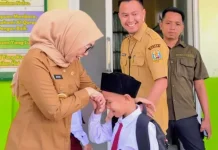 Bupati Way Kanan Pantau Langsung Gerakan Ayah Mengantar Anak Sekolah