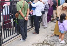 Hari Pertama Sekolah, Para Ayah Turut Mendampingi Anak