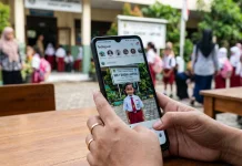 Intai Keamanan Anak, Kenali Bahaya Over-Sharing Momen Sekolah
