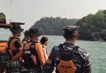 Tangis Ibu Pecah Iringi Hari Kelima Pencarian Korban Jatuh dari Kapal Batu Mandi