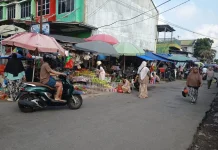 Suasana Hiruk Pikuk  dan Warna - Warni di Pasar Tempel, Jalan Garuda Kemiling