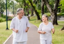 Jalan Kaki Setiap Hari, Manfaat Besarnya untuk Lansia