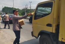Polsek Labuhan Ratu Pererat Kedekatan dengan Masyarakat lewat Jumat Berkah