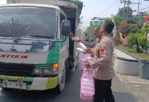 Polsek Bumi Waras Tebar Kepedulian lewat Jumat Berkah