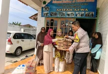 Polsek Tanjung Karang Timur Serahkan Sembako ke Panti Asuhan