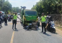 Nyalip di Tikungan, Pemotor Tewas Tabrak Truk Pasir di Pringsewu