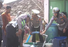 Polresta Bandarlampung Salurkan Air Bersih untuk Warga Terdampak Kemarau