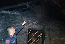 Respon Cepat Personel Batalyon B Pelopor Padamkan Kebakaran Rumah Warga
