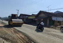 Perbaikan Jalan Ruas Kalirejo - Padang Ratu Semakin Dikebut