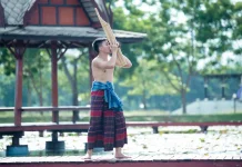 Dari Jalur Perdagangan hingga Rumah Ibadah, Begini Perjalanan Sarung di Indonesia