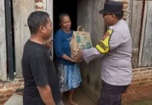 Polsek Katibung Salurkan Sembako untuk Warga Kurang Mampu