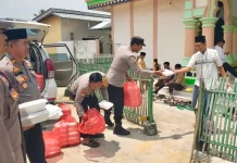 Wujud Kepedulian dan Kebersamaan, Polsek Seputih Raman Bagikan 400 Nasi Kotak