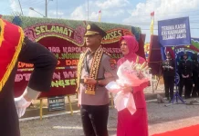 Disambut Pedang Pora, AKBP Dadi Perdana Putra Resmi Masuki Mapolres Pringsewu