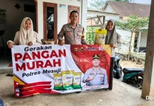 Polsek Mesuji Salurkan 1,4 Ton Beras Murah