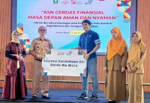OJK Serahkan 150 Polis Asuransi Jiwa bagi Guru dan Tenaga Pendidik di Pesisir Barat