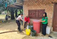 Warga Labuhan Permai Terbantu Pasokan Air Bersih dari Polres Mesuji