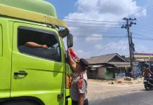 Bendera Merah Putih Dibagikan untuk Pengendara