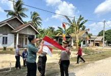 Kapolres Mesuji Perkuat Nasionalisme lewat Pembagian Bendera