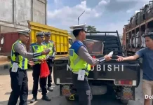 Satlantas Mesuji Bagikan Nasi Kotak untuk Pekerja